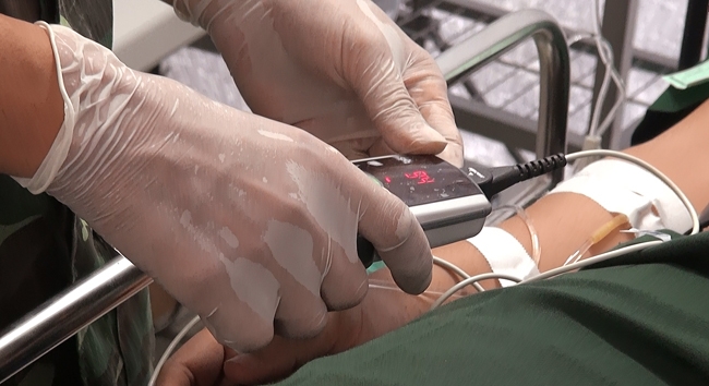 Đo huyết áp cho bệnh nhân.